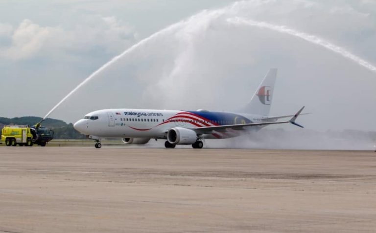 Malaysia Airlines terima Boeing 737-8 pertama