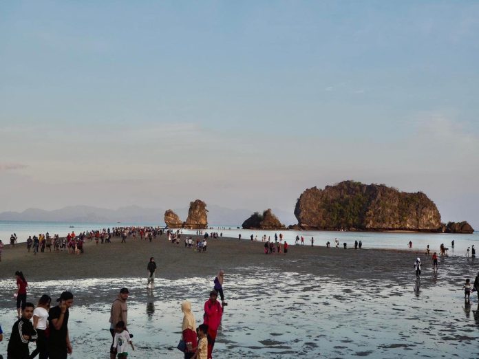 Tarik Lebih 3,000 Pengunjung, Laut Terbelah Di Langkawi Cetus Fenomena Luar Biasa